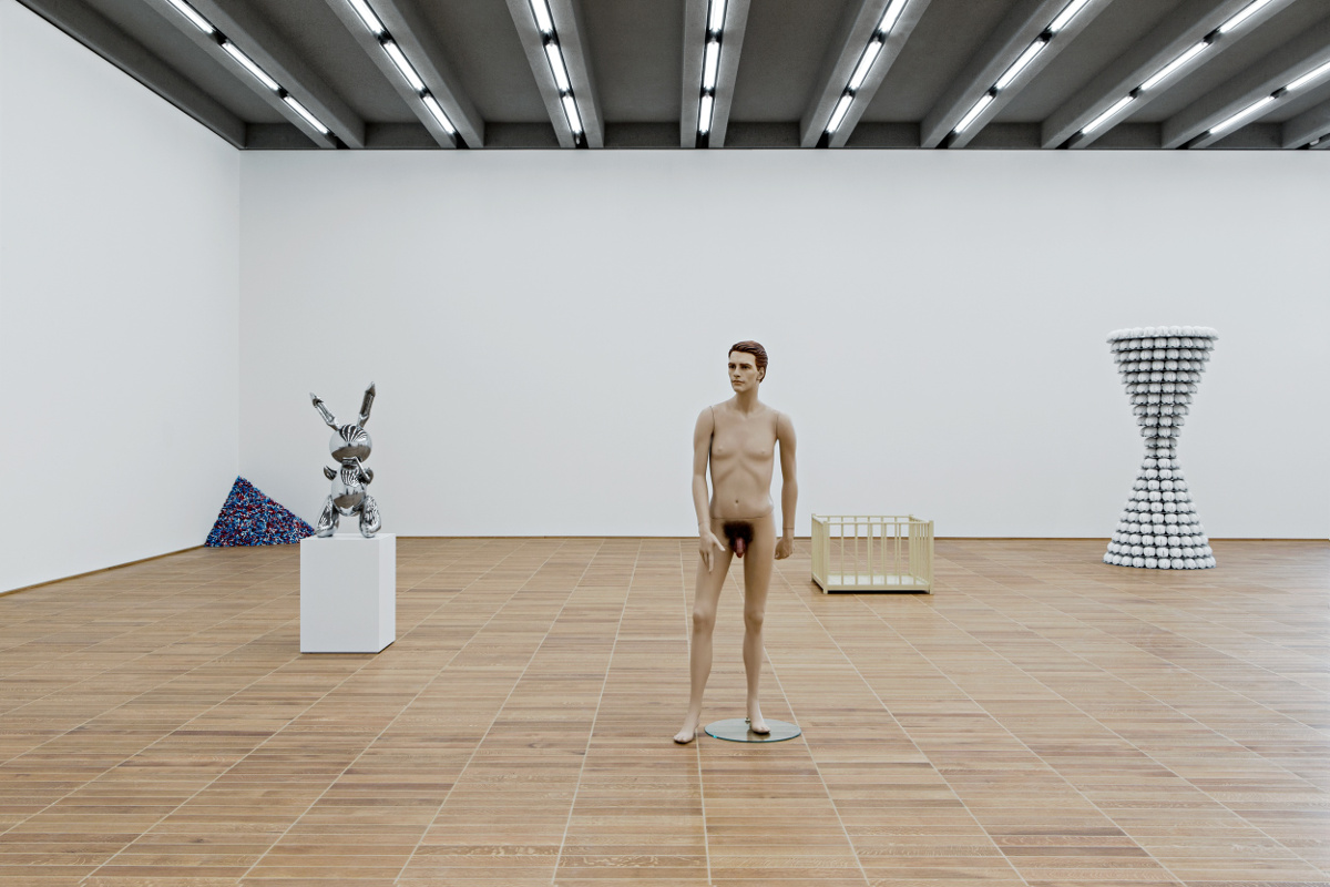 Ausstellungsansicht Kunstmuseum Basel mit Werken von Felix Gonzalez-Torres, Jeff Koons, Ray Charles, Katharina Fritsch