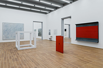 Die Sammlung im Neubau des Kunstmuseum Basel: Sol Lewitt, Joseph Kosuth, Donald Judd (Foto: Kunstmuseum Basel/Gina Folly)