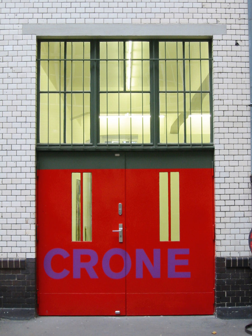 Die rote Tür von Crone in einen Kreuzberger Hinterhof