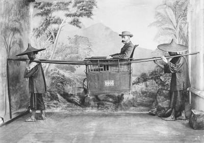 Harry Graf Kessler, ein Kosmopolit, der auf alles in der Welt neugierig war. 1891/92 reiste er um den Globus, dabei entstand in China oder Südasien das Foto in der Sänfte (Foto: DLA Marbach)