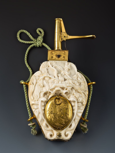 Pulverflasche aus Elfenbein mit Jagdmotiven und Uhr, Augsburg, um 1620, (Foto: Rüstkammer, Staatliche Kunstsammlungen Dresden/Jürgen Lösel)