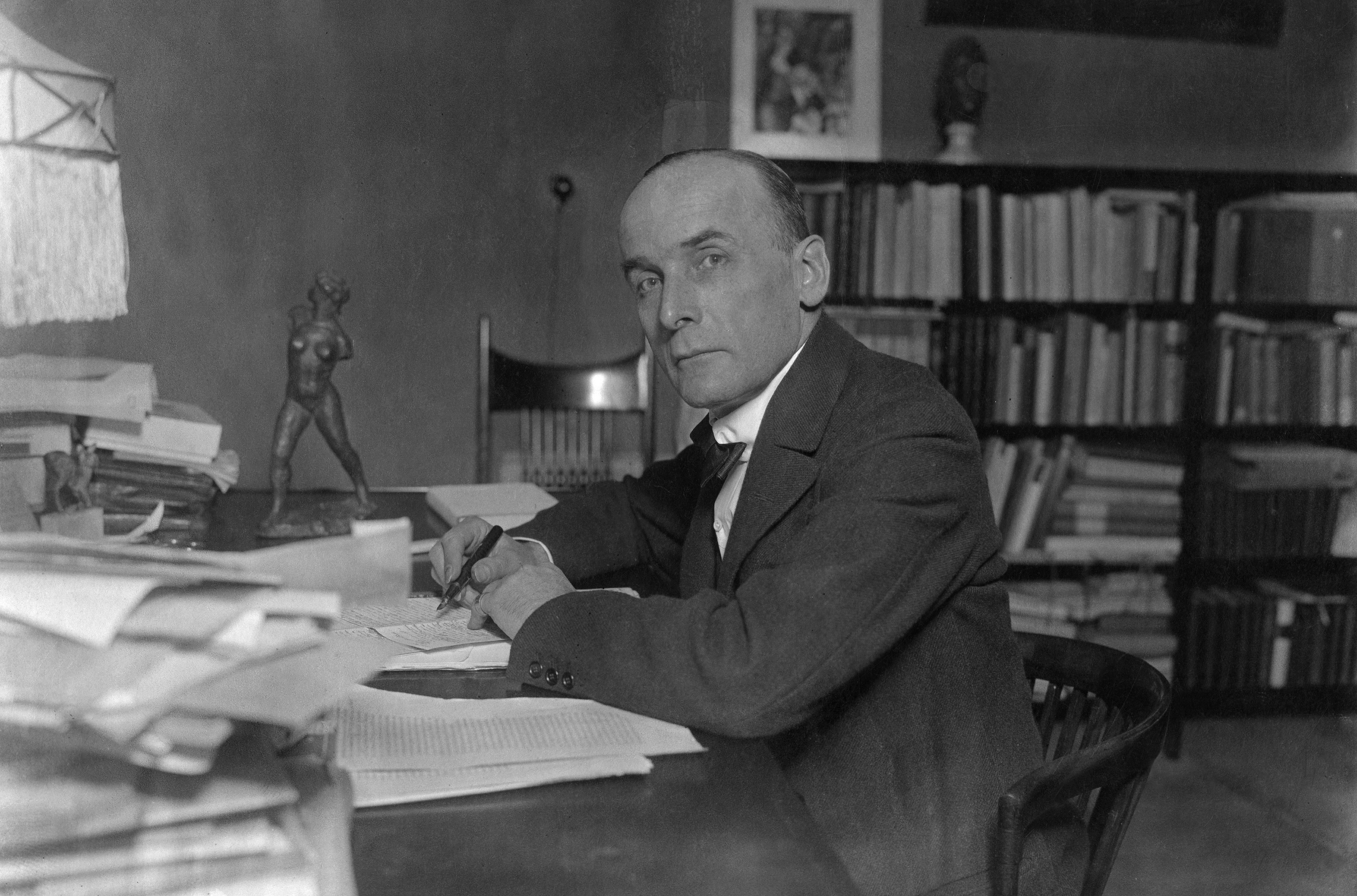 Harry Graf Kessler, Porträt am Schreibtisch seiner Wohnung Köthenerstr. 28, Berlin, 1919 (Ausschnitt) (Foto: ullstein bild)