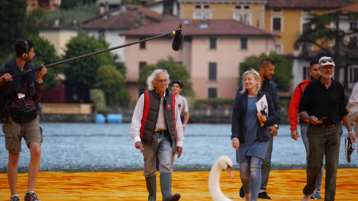 Ein Medienspektakel: Der Künstler Christo beim Spaziergang auf seinen 