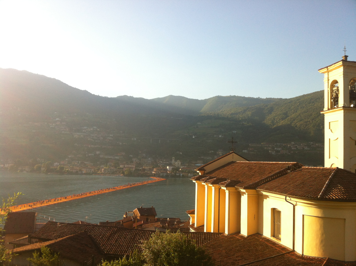 Blick von Monte Isola, der Hauptinsel im Lago d'Iseo, hinüber zur Ufergemeinde Sulzano, wo die 