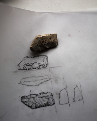 Michael Wutz fertigt regelmäßig Studien der Steine an (Foto: Monika Höfler)