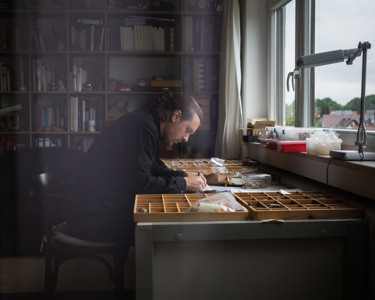 Michael Wutz in seinem Günzburger Elternhaus beim Zeichnen von prähistorischen Artefakten, die er sammelt, klassifiziert und sorgfältig verwahrt (Foto: Monika Höfler)