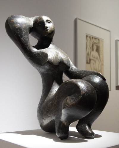 Bronzeskulptur sitzende Frau
