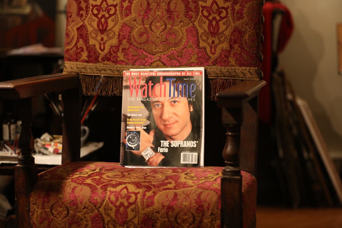 Castelluccio auf dem Cover der WatchTime, positioniert auf einem antiken Stuhl