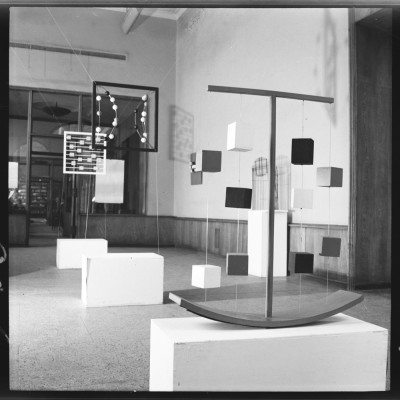 Blick in Wanda Gołkowskas Ausstellung, Pod Moną Lisą Gallery, 1968, Foto: Zbigniew Holuka, ⓒ Wrocław Contemporary Museum