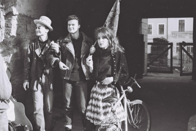 Jacek ‘Ponton’ Jankowski (Mitte) und Marzena Gołacka während einer Performance von Krzysztof ‘Kaman’ Kłosowicz und Maciej Maleńczuk, Kiełbaśnicza Straße, Wrocław, 1989, Foto: Mirosław Emil Koch