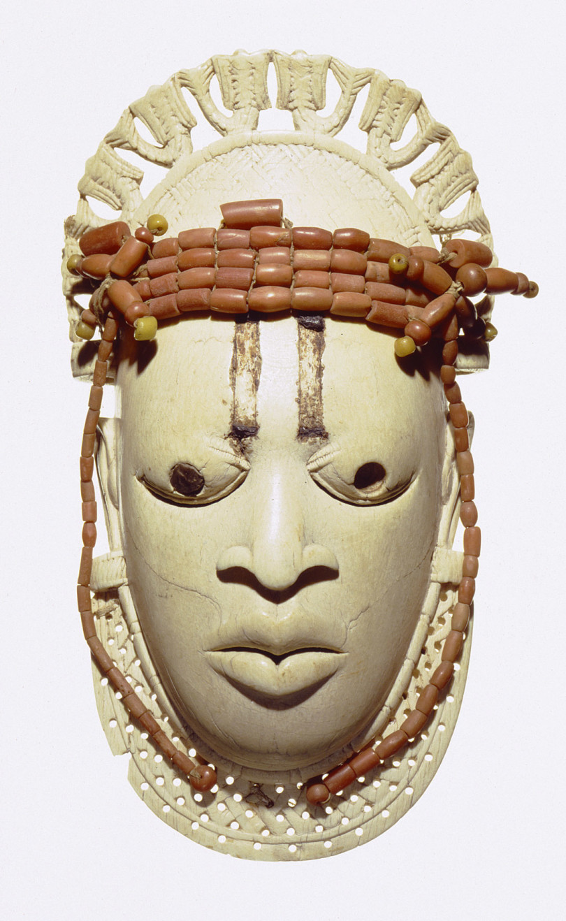 Miniaturmaske Edo aus Benin, 15. Jh. Sie gehört zum reichen Bestand des Linden-Museums