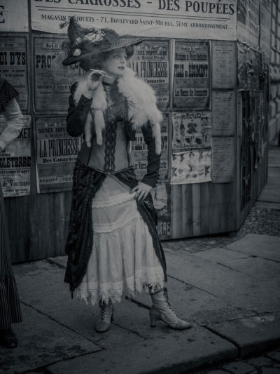 Schauplatz Paris im Jahre 1906: Das Bild zeigt eine Prostituierte, die Paula auf dem Weg vom Bahnhof nach der Adresse zu Rodins Atelier in Meudon fragt. (Foto: Sammy Hart)