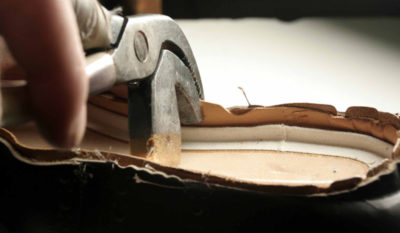 Die Schuhe werden in aufwändiger Handarbeit in Wien hergestellt. Zwicken heißt die Technik, um Laufsohle und Oberschuhteil zu verbinden. (Foto: Ludwig Reiter)
