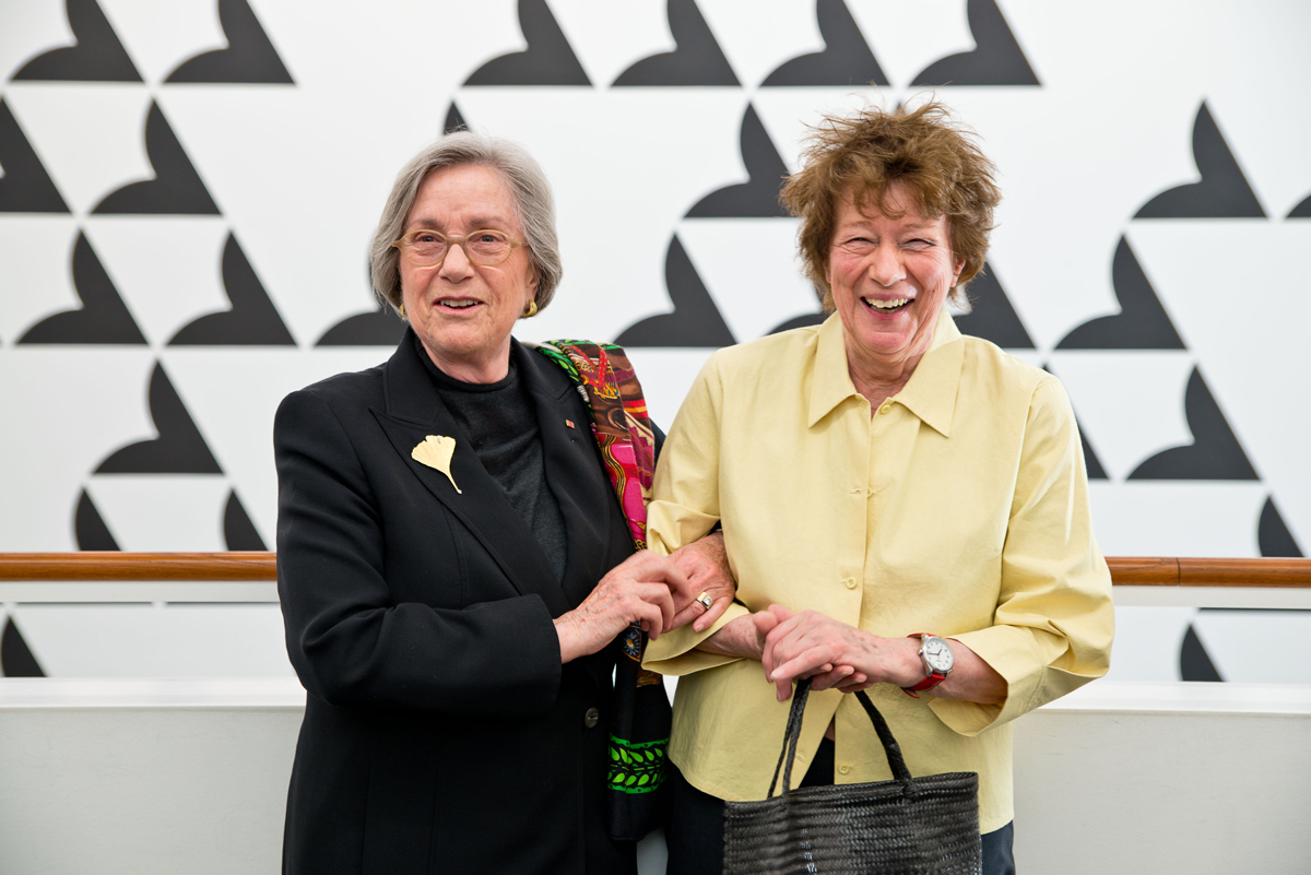 Die Sammlerin Barbara Lambrecht-Schadeberg (li.), hier mit Bridget Riley, trennt sich von Bildern, um das Museum für Gegenwartskunst in Siegen zu unterstützen. (Foto: MGK Siegen/ Christian Wickler)