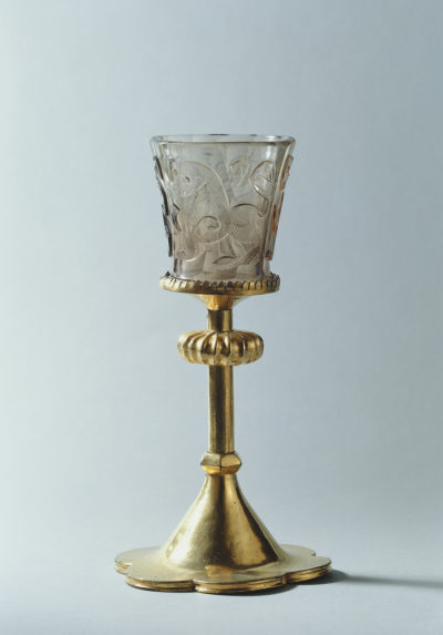 Im sogenannten Hedwigsbecher sollte sich Wasser in Wein verwandeln: ein 1000 Jahre altes Glas mit FAssung des 15. Jahrhunderts aus dem Germanischen Nationalmuseum in Nürnberg, (Foto: Germanisches Nationalmuseum)
