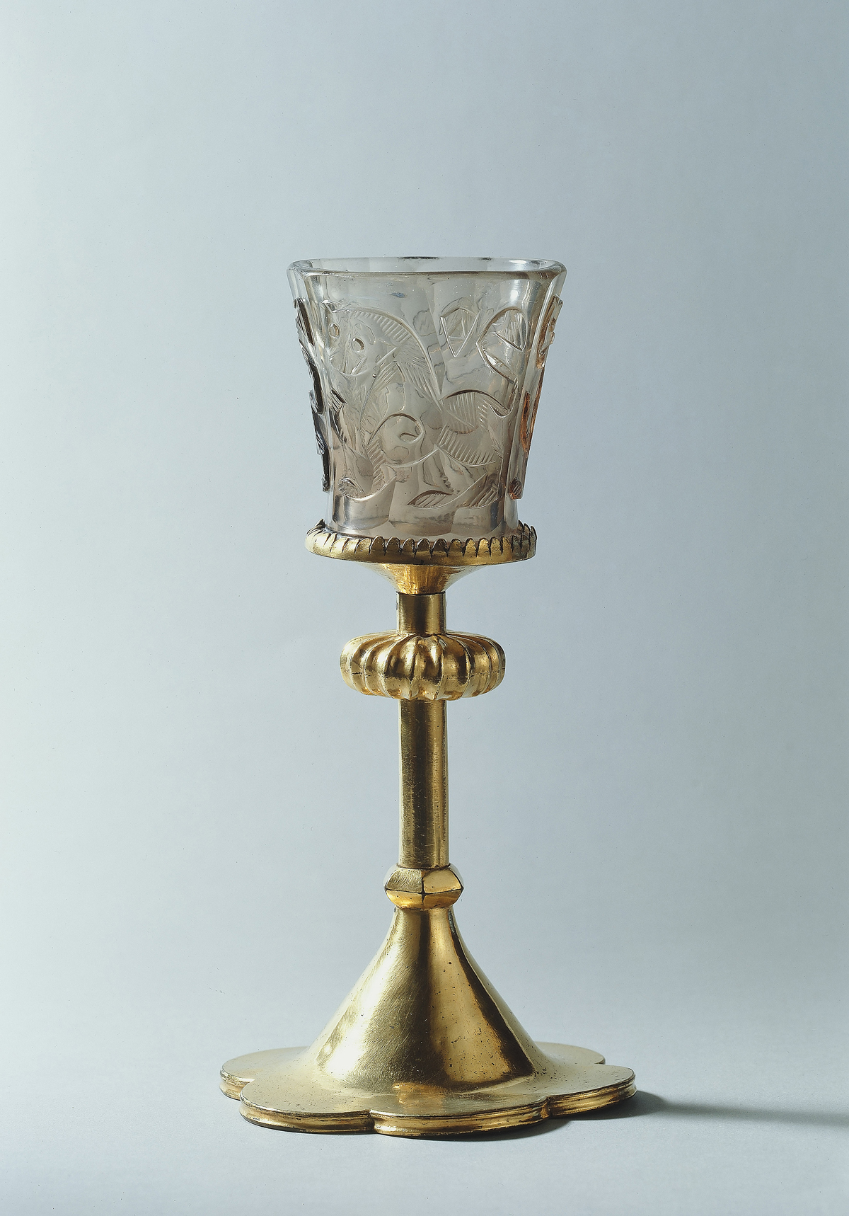 Im sogenannten Hedwigsbecher sollte sich Wasser in Wein verwandeln: ein 1000 Jahre altes Glas mit FAssung des 15. Jahrhunderts aus dem Germanischen Nationalmuseum in Nürnberg, (Foto: Germanisches Nationalmuseum)