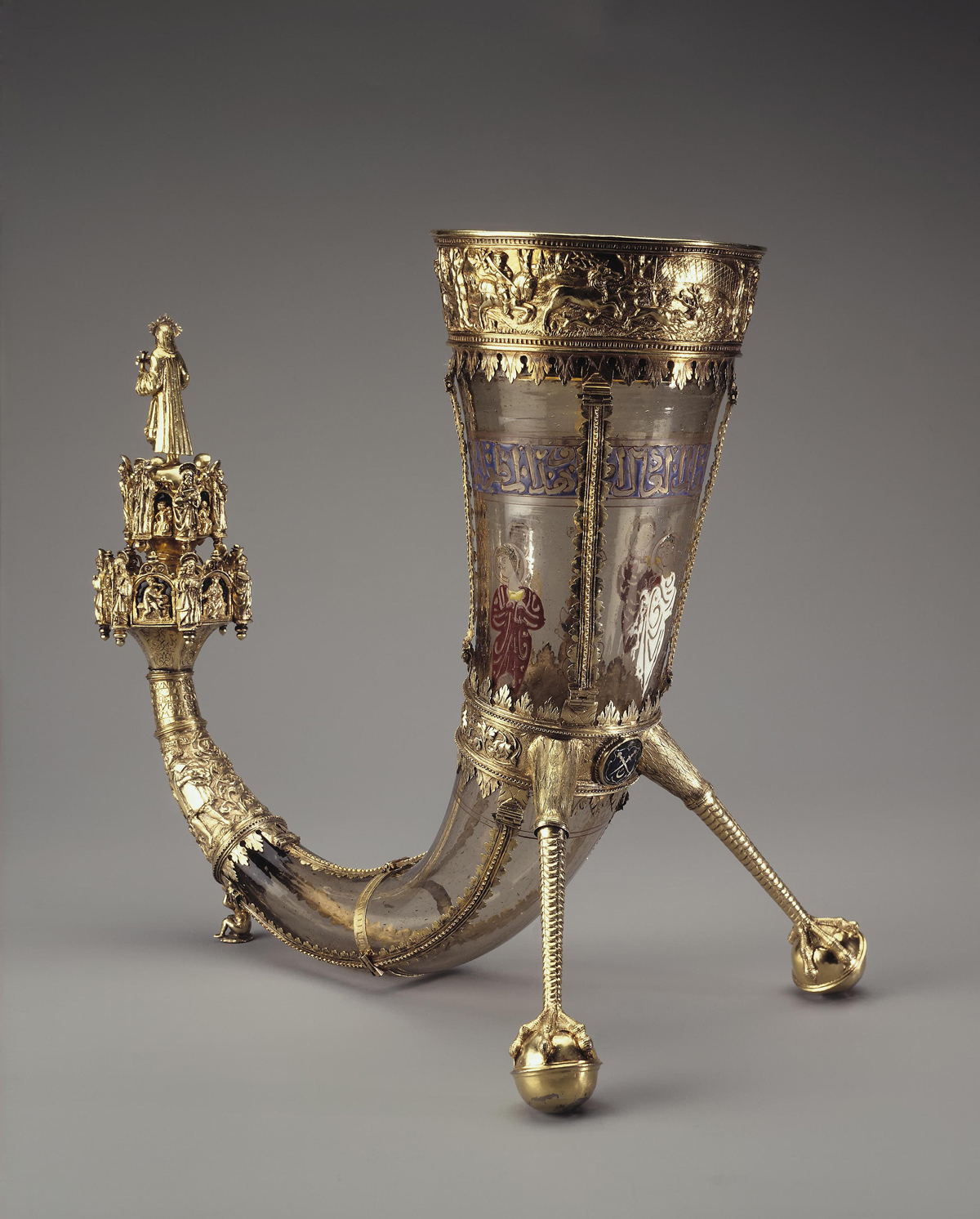 Syrisches Glas des 14. Jahrhunderts in Form eines Horns (Fassung von 1551), Glass, Emaille, Silber, H: 29,5 cm, vergoldet, (Foto: The State Hermitage Museum, St. Petersburg)