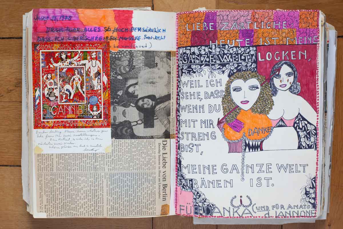 Dorothy Iannone, geboren in Boston, blieb wie viele Künstler nach einem DAAD-Stipendium in Berlin. In den meisten ihrer psychedelischen Bilder, Filme und Objekte propagiert sie die sexuelle Befreiung. In diesem Doppelbildnis hat sie sich und ihre Zahnärztin Danka Gotfryd – mit herzförmigem Gesicht – festgehalten (Foto: Nora Ströbel)
