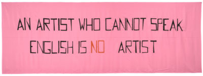 Mladen Stilinović An Artist Who Cannot Speak English Is No Artist, 1992 Acryl auf Kunstseide, 140 x 430 cm © Mladen Stilinovic‘s Estate, Zagreb / Boris Cvjetanović