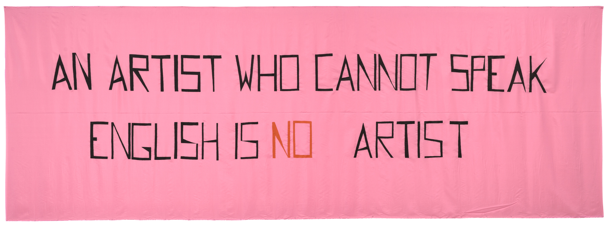 Mladen Stilinović An Artist Who Cannot Speak English Is No Artist, 1992 Acryl auf Kunstseide, 140 x 430 cm © Mladen Stilinovic‘s Estate, Zagreb / Boris Cvjetanović