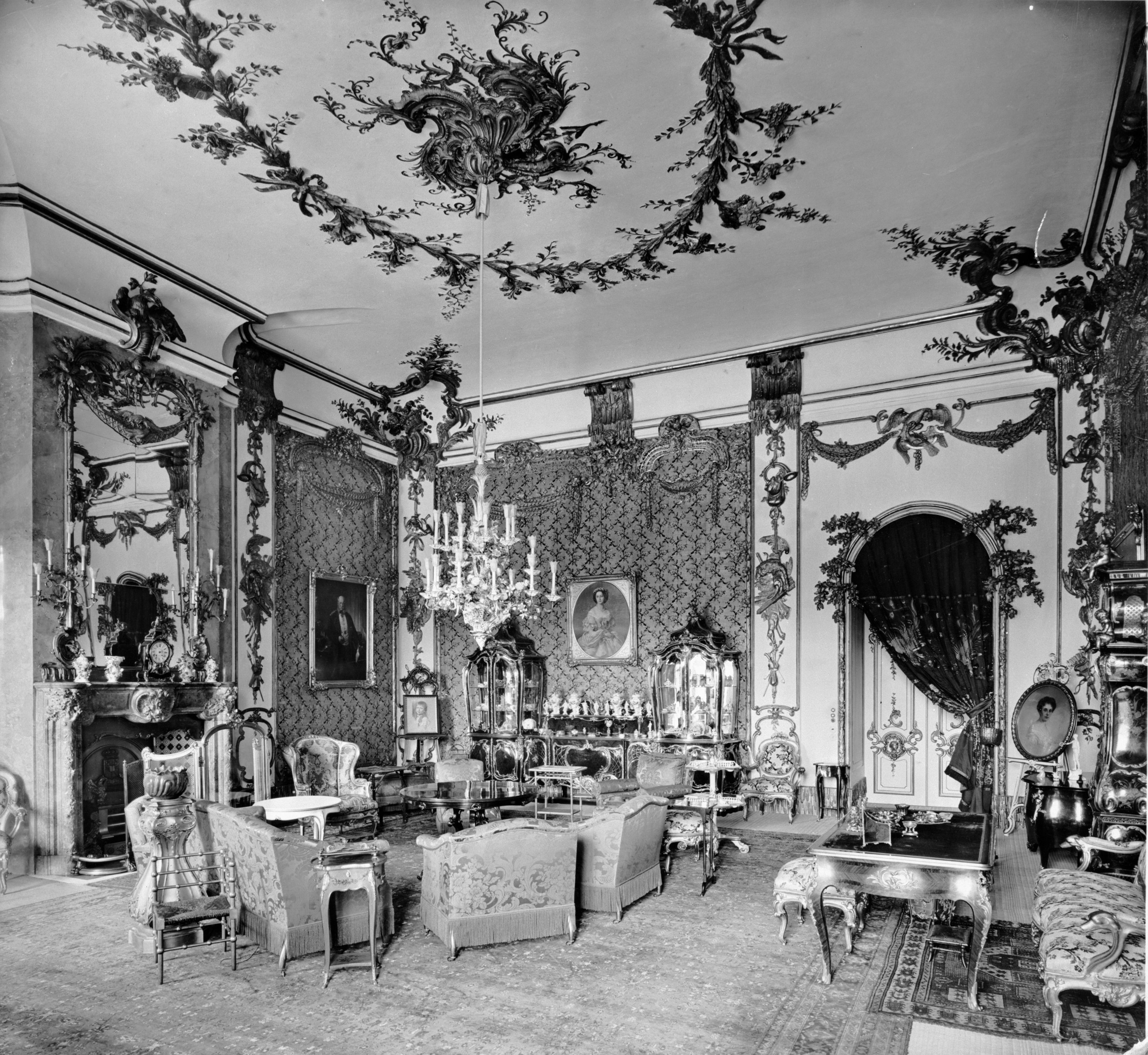 Potsdam, Neues Palais, Wohnzimmer der Kaiserin Auguste Victoria, um 1910, © Stiftung Preußische Schlösser und Gärten Berlin-Brandenburg