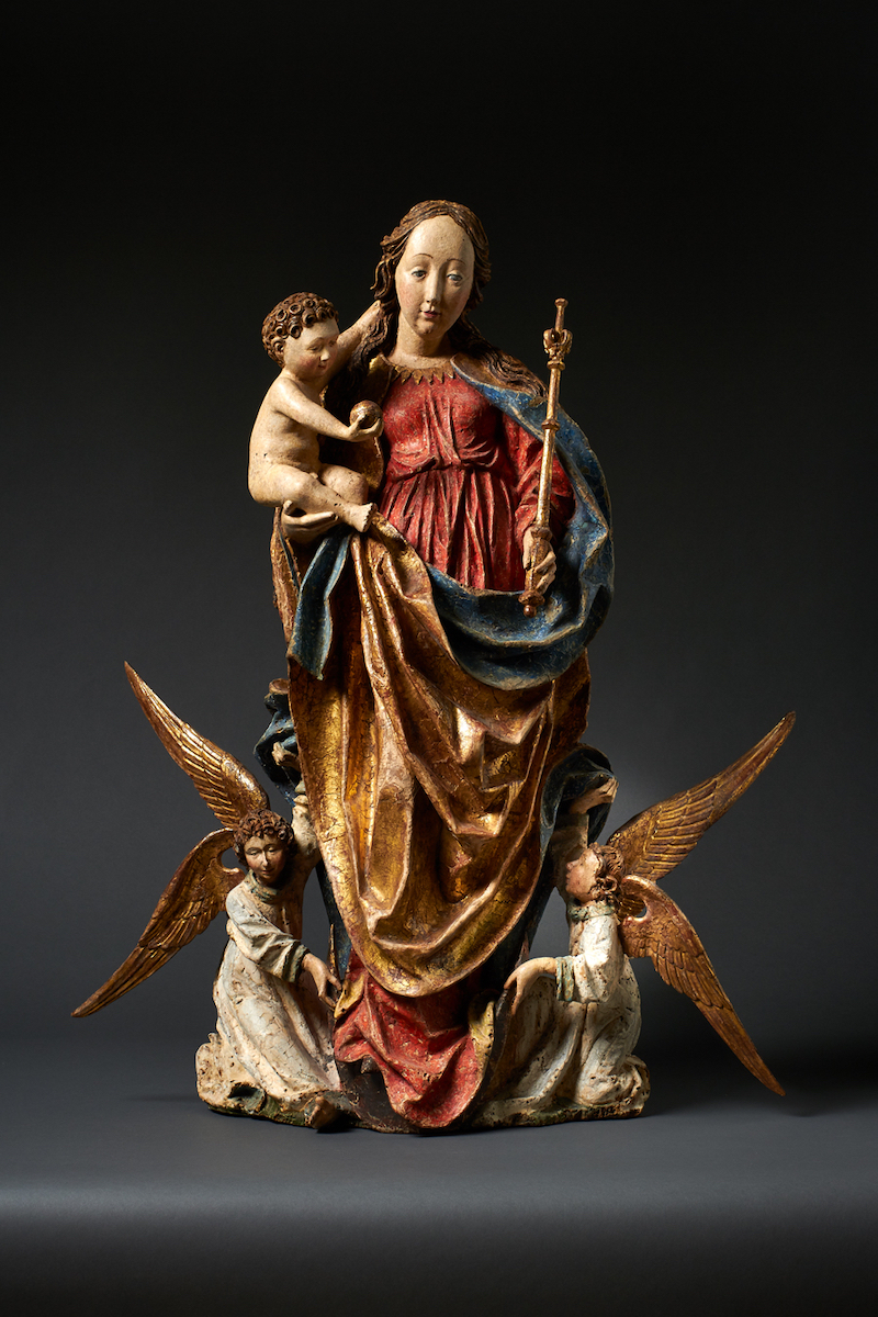 „Madonna auf Mondsichel, von zwei Engeln getragen“, Süddeutsch, um 1500 Lindenholz geschnitzt und polychrom gefasst, Höhe: 93 cm, Wenzel Kunsthandel, Foto: Wenzel Kunsthandel