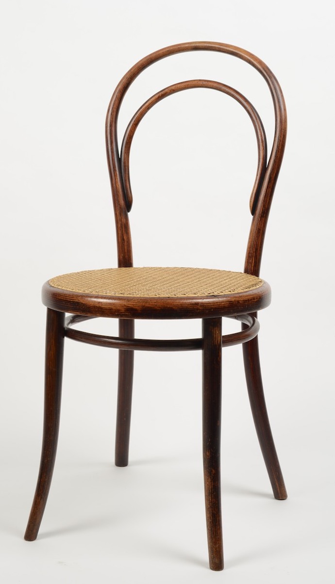 Den Thonet-Stuhl Nr. 14, um 1865 in Wien aus gebogenem Buchenholz gefertigt, versah Van Ham 2019 mit einer Taxe von 700 Euro, Foto: Wolfgang Thillmann