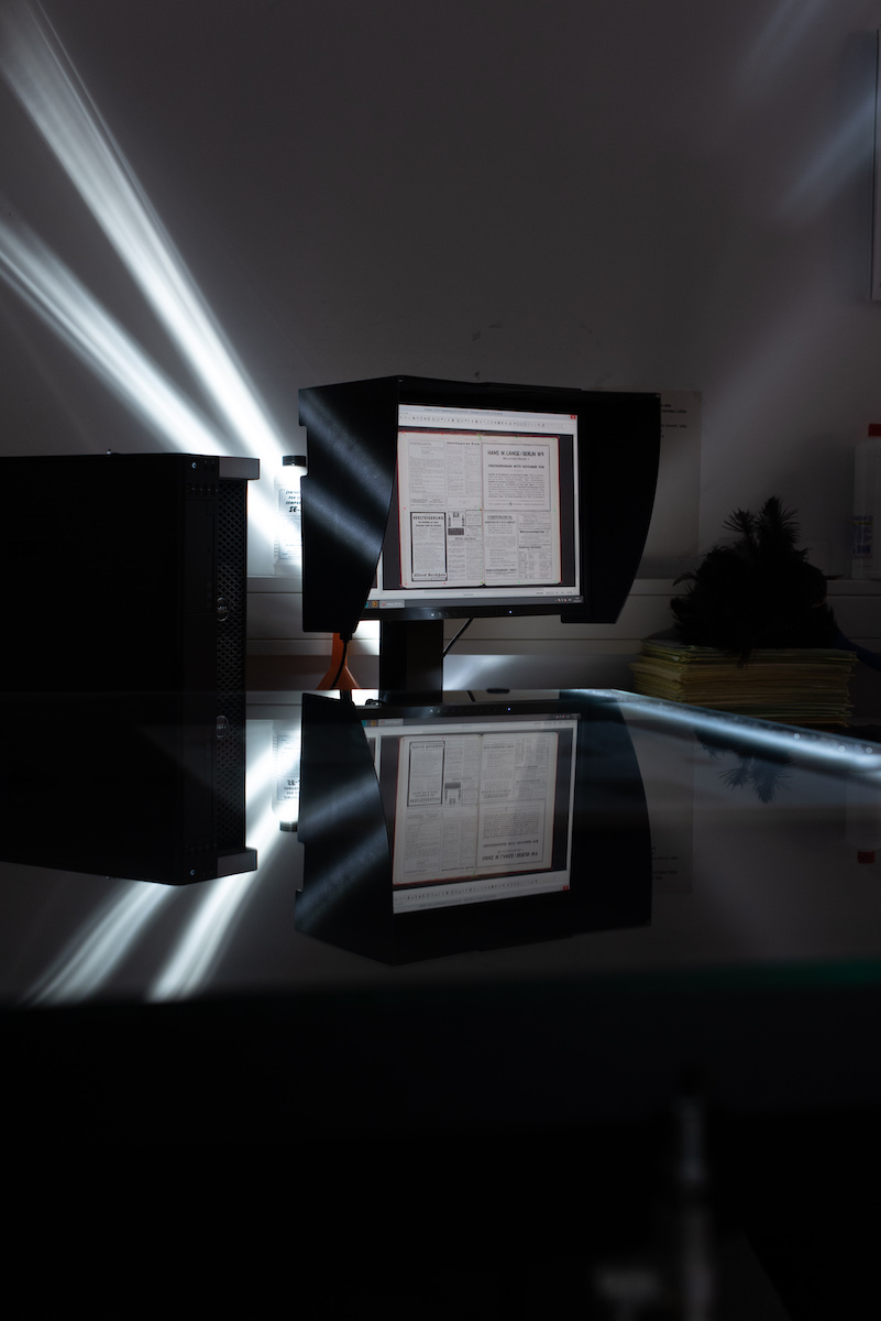 Jede gescannte Magazinseite wird gleich am Bildschirm überprüft, Foto: Peter Wolff für WELTKUNST