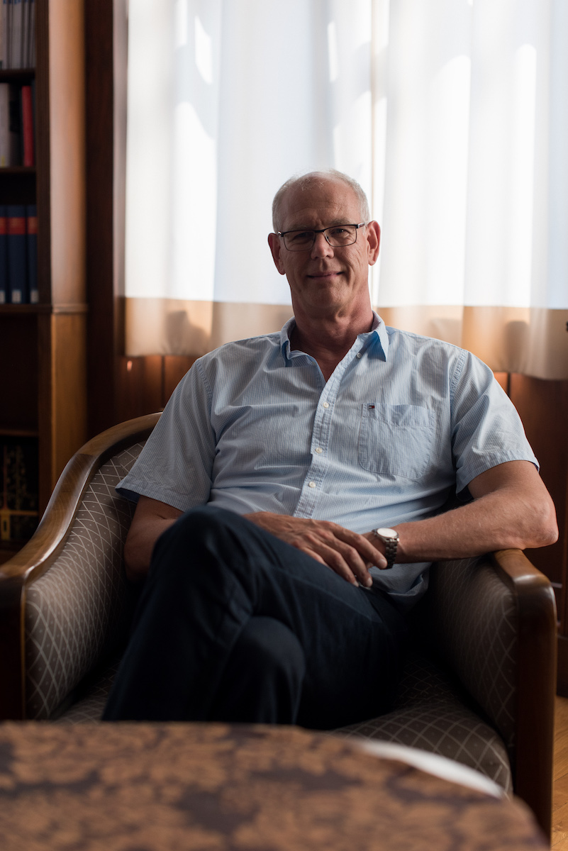 Herr der Bücher: Veit Probst, der Direktor der Universitäts­bibliothek verfolgt seit zwanzig Jahren eine konsequente Digitalisierungspolitik. Open Access, freier Zugang für alle, lautet die Devise im Haus, Foto: Peter Wolff für WELTKUNST