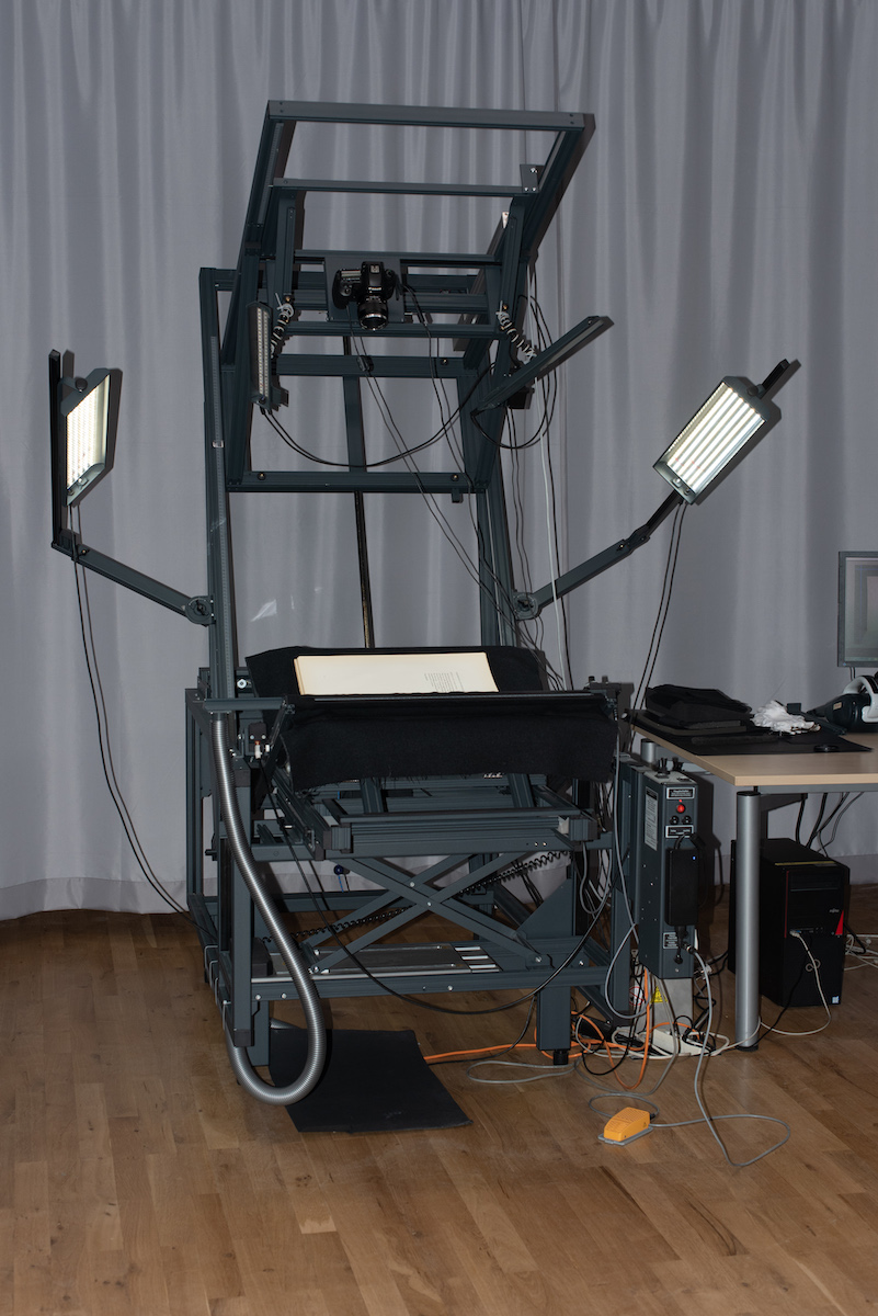 Der Scanner stand ein paar Jahre im Vatikan, wo Mitarbeiter der Heidelberger Universitätsbibliothek die Palatina-Handschriften digitalisierten, Foto: Peter Wolff für WELTKUNST