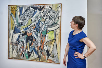 Dr. Bärbel Kleindorfer-Marx zeigt die Kunstwerke der avantgardistischen Künstlergruppe SPUR, Foto: www.bayern.by - Florian Trykowski