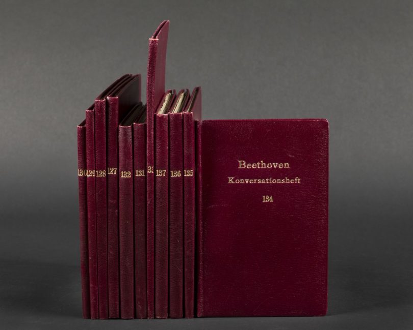 Ludwig van Beethovens Konversationshefte mit dunkelroten Ledereinbänden aus den 1930er-Jahren (Copyright: Staatsbibliothek zu Berlin - PK)