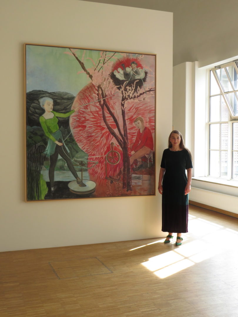 Die Leipziger Malerin Rosa Loy in ihrer Ausstellung der Galerie Noah in Augsburg (Copyright: Galerie Noah/VG Bild-Kunst Bonn, 2020)