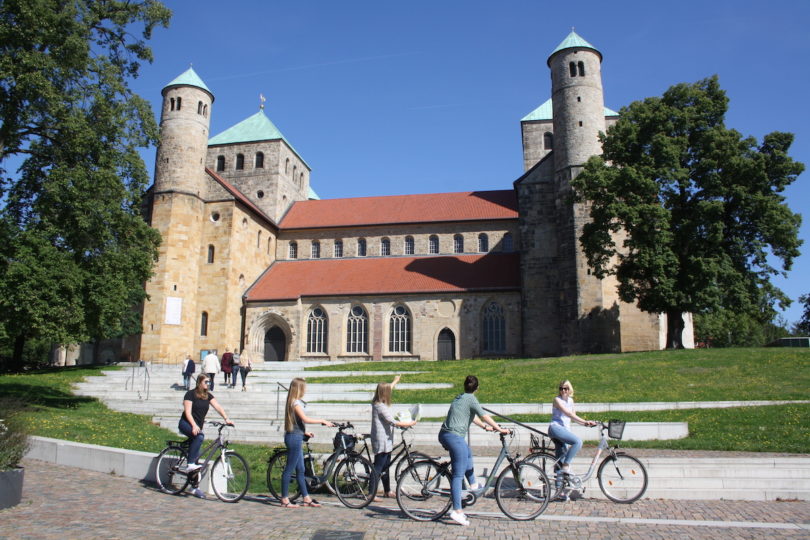Die Michaeliskirche in Hildesheim ist eines der frühesten Beispiele für romanische Architektur in Deutschland. © Hildesheim Marketing GmbH