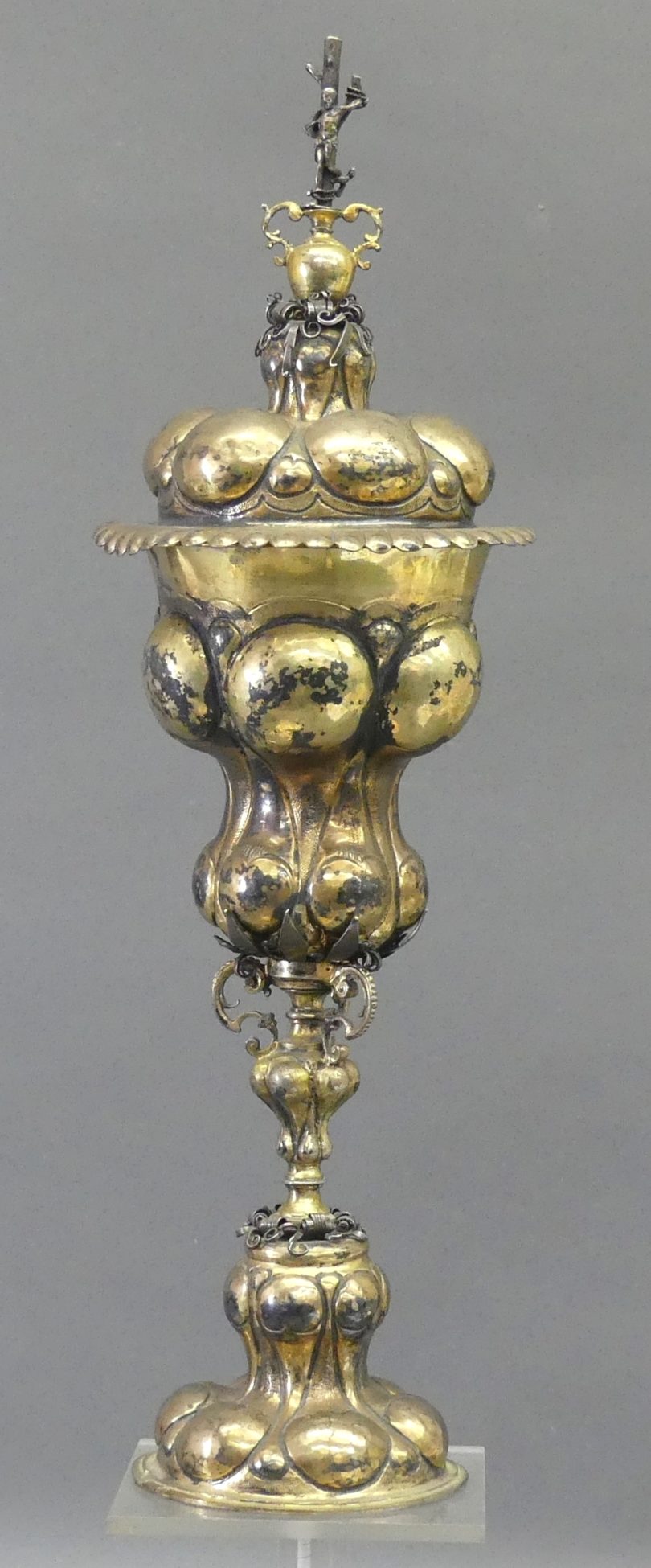 Unter den 18 Silberpositionen, die Georg Rehm am 4. März 2021 offerierte, erzielten Augsburger Objekte beachtliche Steigerungen: Ein Buckelpokal von David Roll aus der Zeit um 1608 konnte sich von 2500 auf 11.500 Euro verbessern. © Rehm, Augsburg