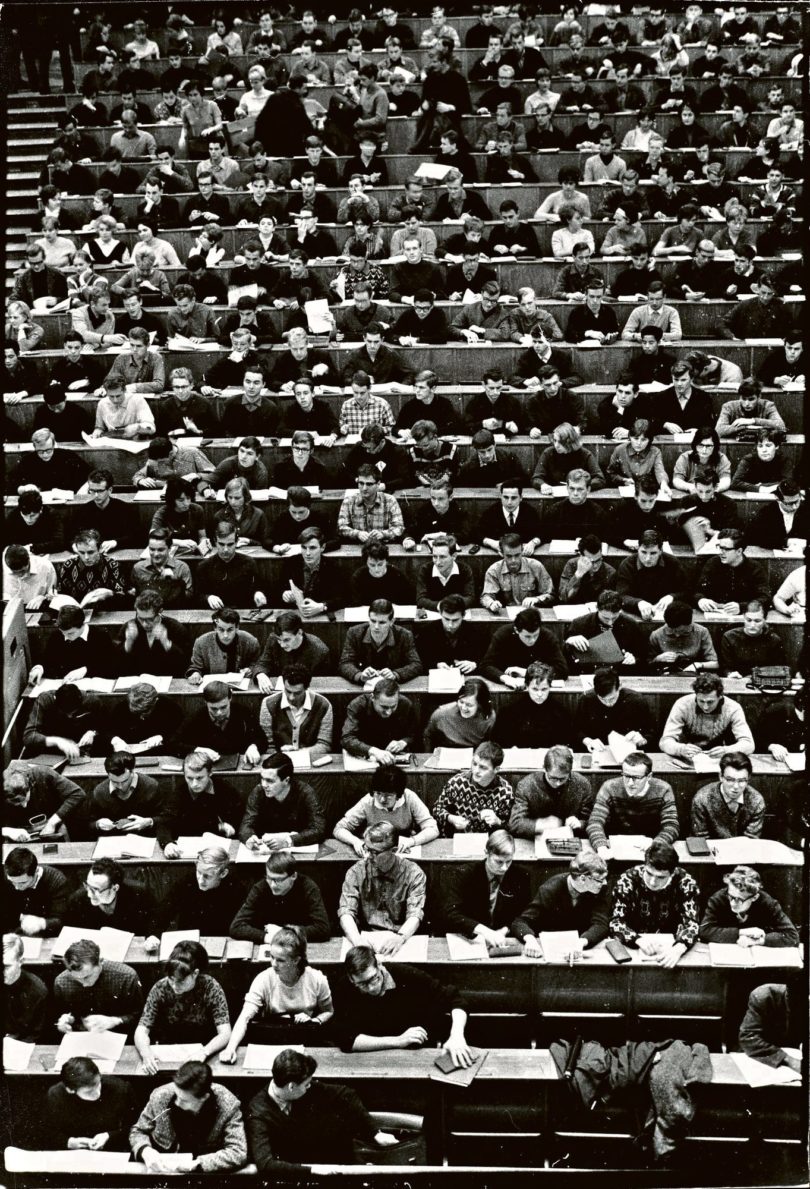 Die Aufnahme „Université technique de Dresde – Voyage en RDA, 1967“ entstand auf einer Reise von Willy Ronis in die DDR. Der 34,3 mal 23,5 Zentimeter große Silbergelatine-Abzug wird bei 1000 Euro aufgerufen. © Artcurial, Paris