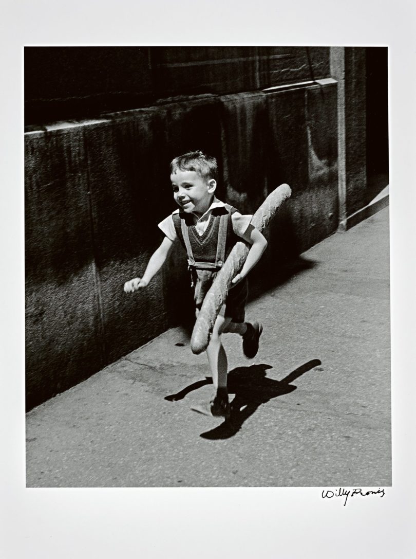 Das wohl bekannteste Foto von Ronis zeigt einen kleinen Jungen, der mit einem Baguette unter dem Arm auf der Straße rennt. „Le petit parisien – Paris, 1952“ (85 x 66,5 cm) ist auf 8000 Euro geschätzt. © Artcurial, Paris