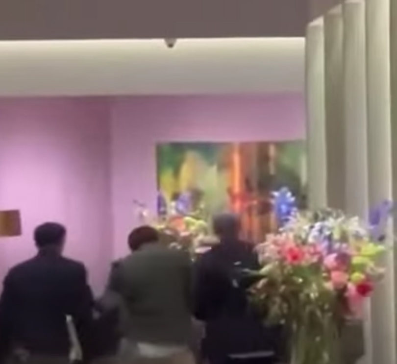 Video auf Youtube zeigt den brutalen Überfall auf der Kunstmesse