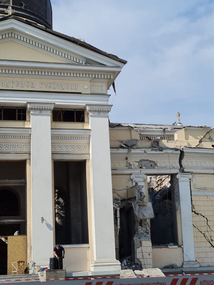 Die schwer beschädigte Fassade der Verklärungskathedrale im Zentrum von Odessa
