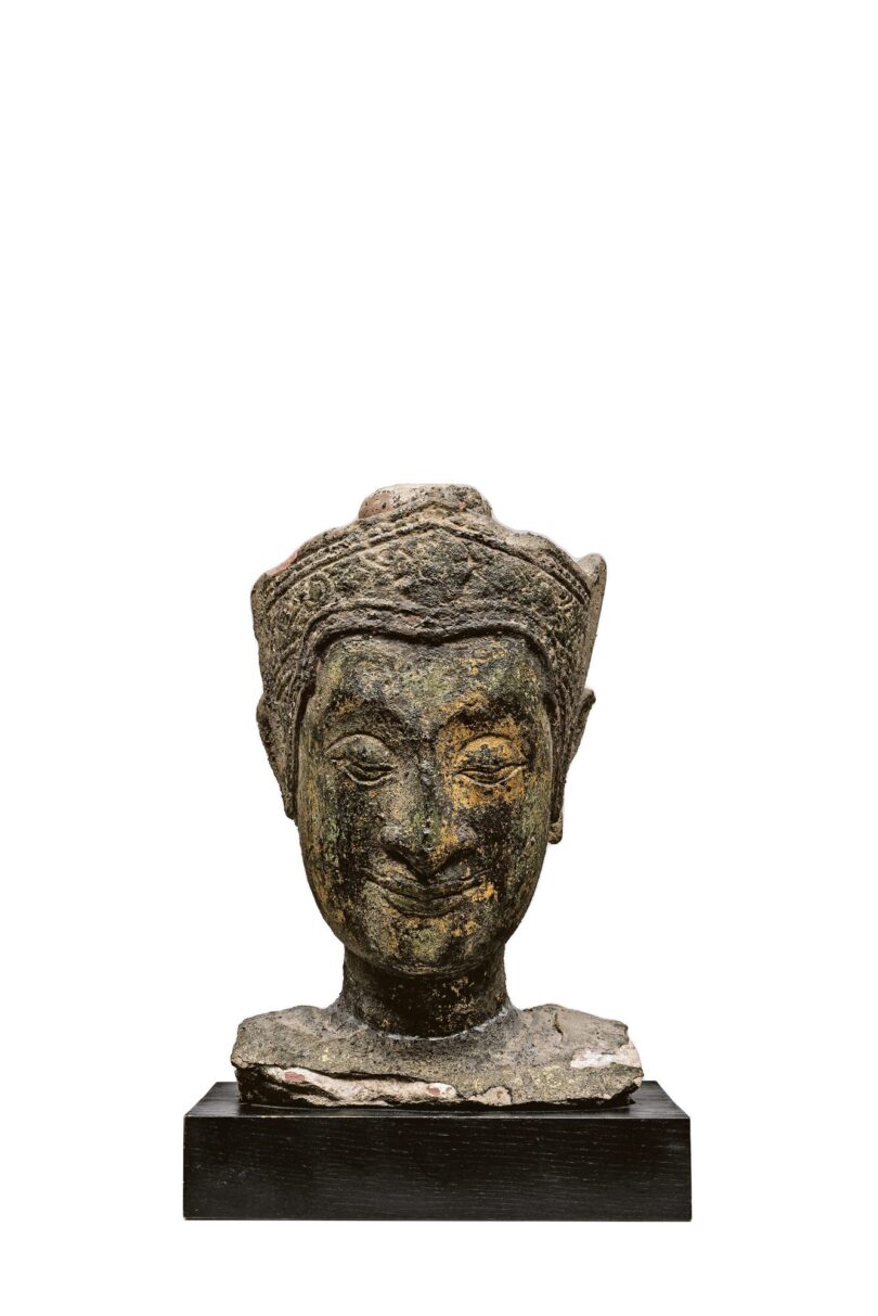 Kopf eines Buddha angeboten von der Galerie Peter Hardt
