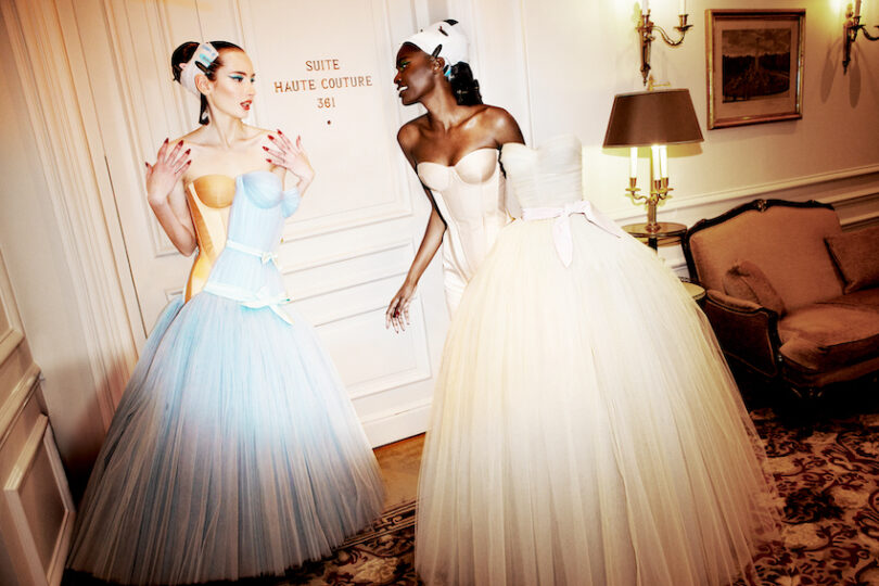 Ellen von Unwerths Aufnahme aus dem Jahr 2023 zeigt die Models Ana Jorge und Tanya Madisson in der Haute-Couture-Kollektion von Viktor & Rolf.