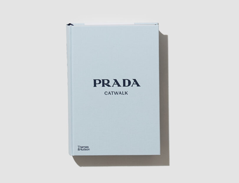 Der Bildband „Prada Catwalk“ ist im VooStore in Berlin erhältlich.
