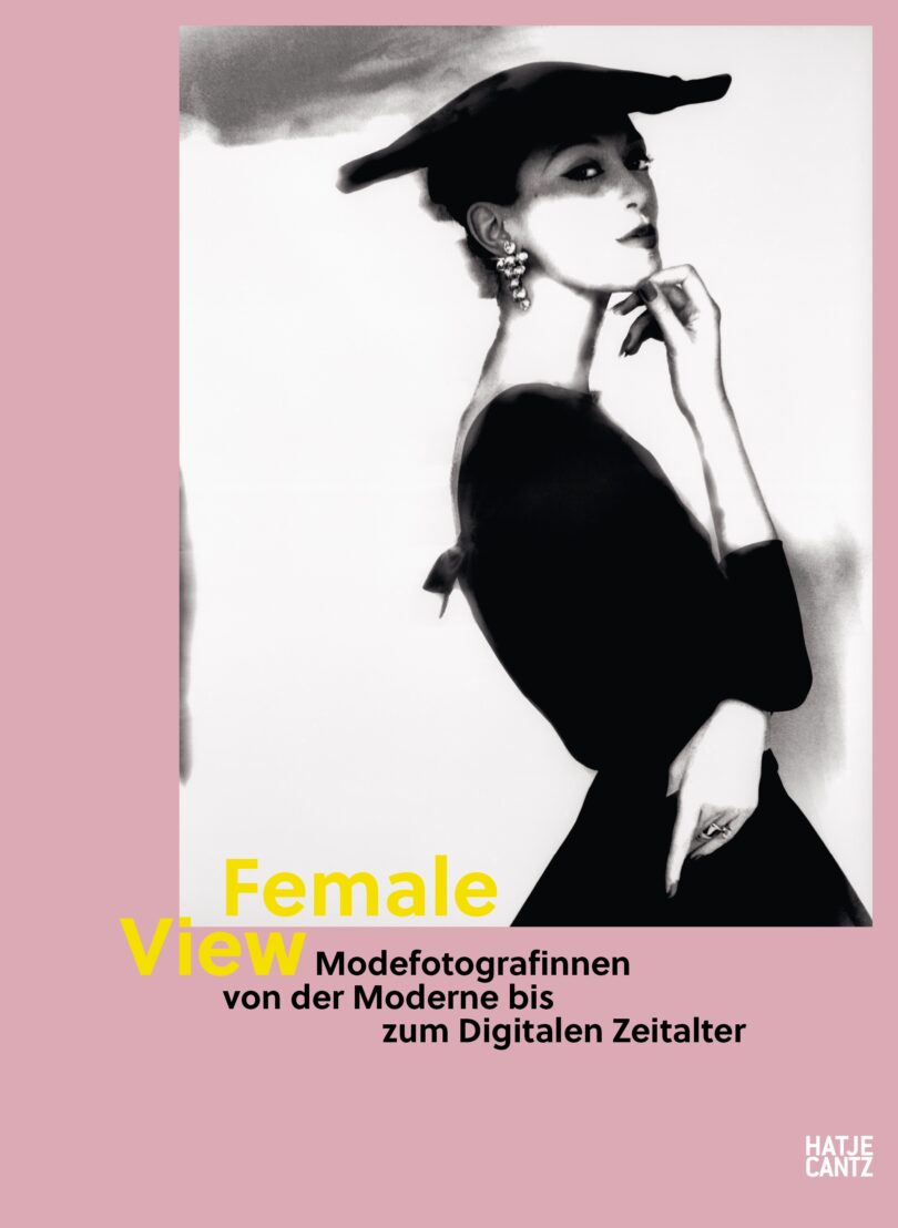 „Female View – Modefotografinnen von der Moderne bis zum Digitalen Zeitalter“ mit Lilian Bassman auf dem Cover, fotografiert von Barbara Mullen, um 1952/1994, Silbergelatine