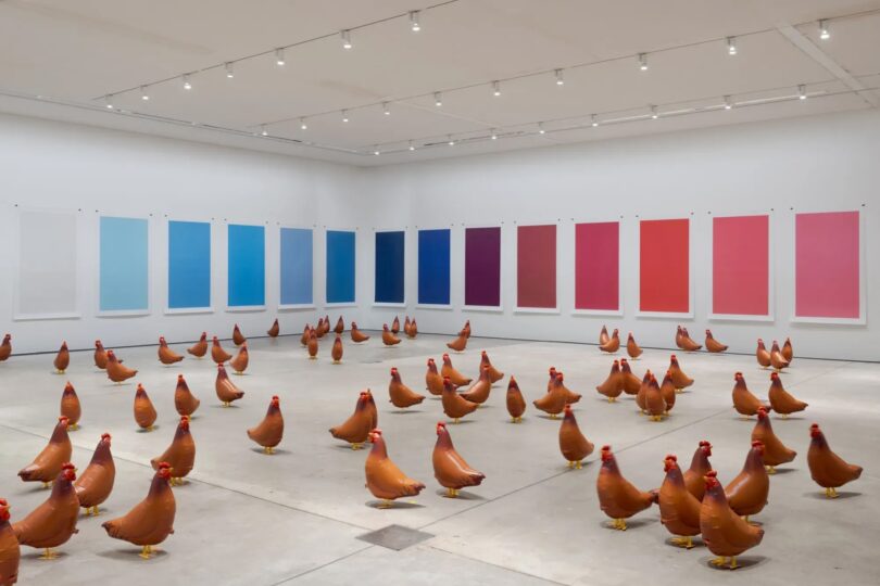 Benedikte Bjerre, „Lisa’s Chickens (Farm Life)“, 2016/2021, in der Ausstellung „Group Therapy“ im Arken Museum. © Group Therapy, Foto: David Stjernholm