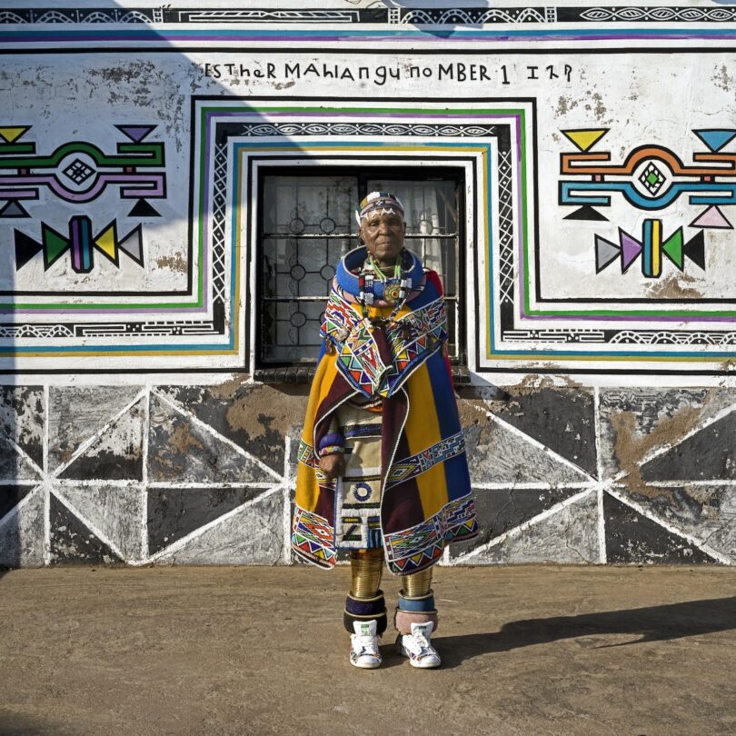 Die Künstlerin Esther Mahlangu in Südafrika