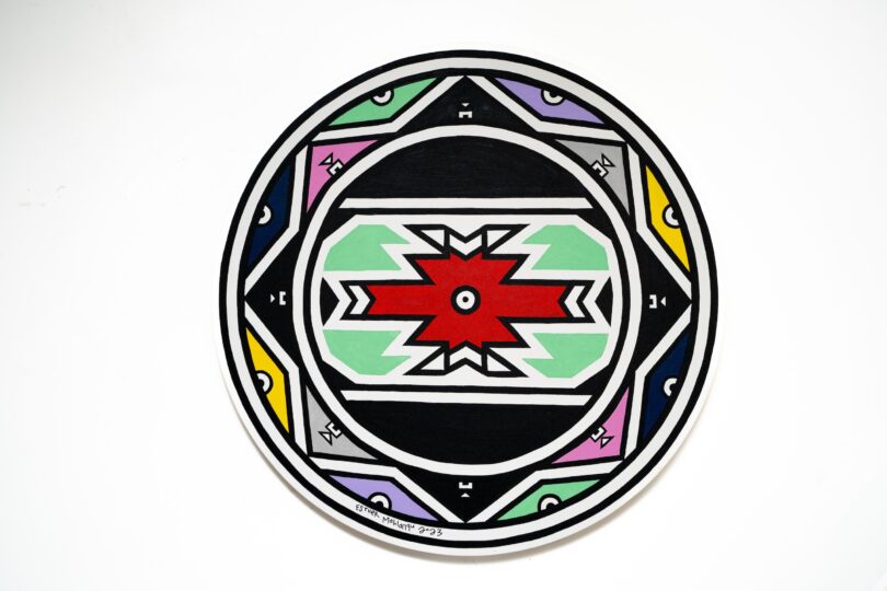 Ein Werk von Esther Mahlangu aus dem Jahr 2023