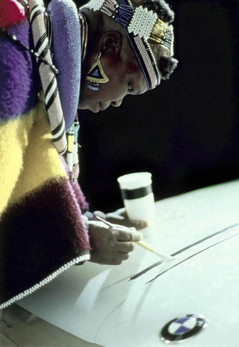 Esther Mahlangu bei der Gestaltung vom 12. BMW Art Car