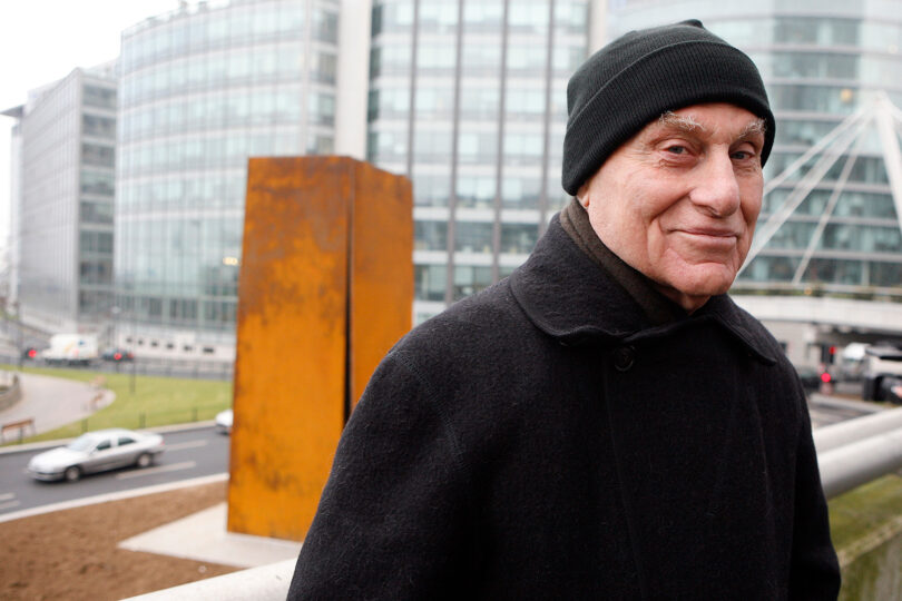 Der US-Künstler Richard Serra steht vor „Slat