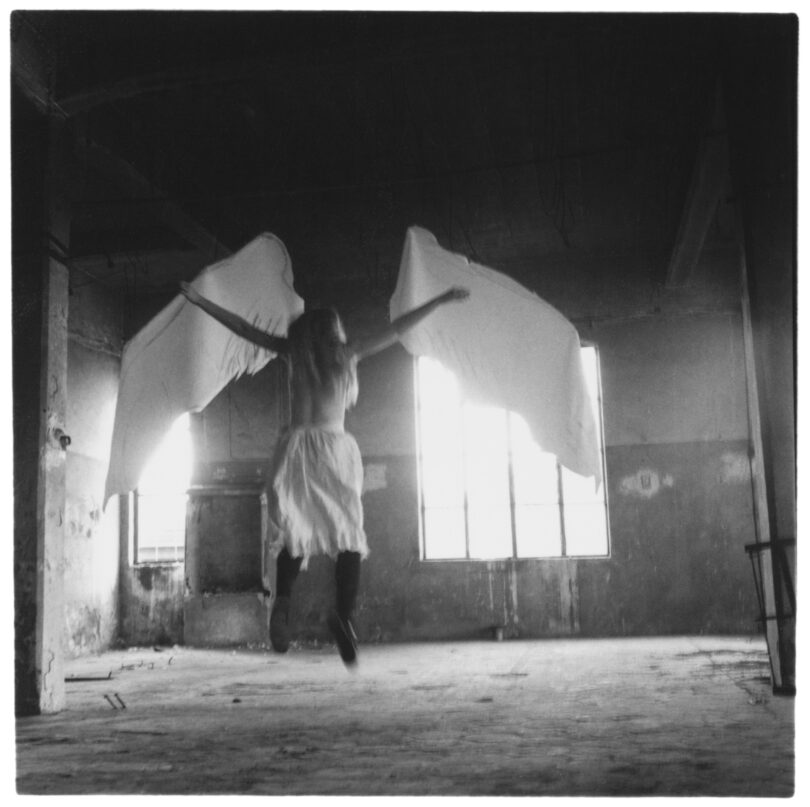 Fotografie „Untitled, from the Angels series“ von Francesca Woodman, 1977. Courtesy Woodman Family Foundation