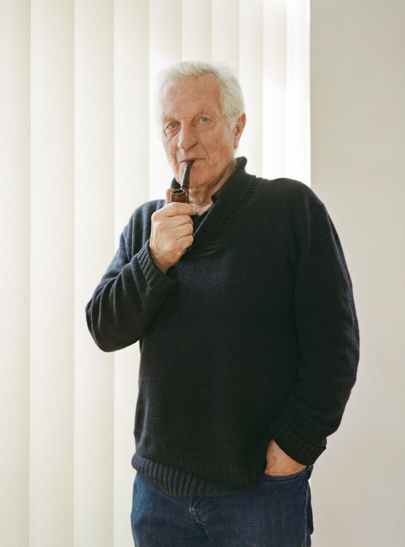 Der Sammler Egidio Marzona, fotografiert im Februar 2024 in Berlin, hat über Jahrzehnte mehr als 1,5 Millionen Objekte zusammengetragen. Darunter sind auch ganze Nachlässe und Archivsammlungen